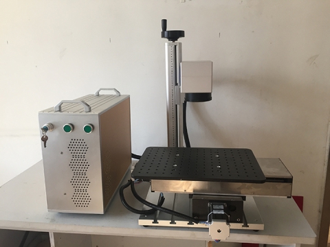 30W 帶移動(dòng)工作臺(tái)的鍵盤光纖激光雕刻機(jī) 30W 帶移動(dòng)工作臺(tái)的鍵盤光纖激光雕刻機(jī)