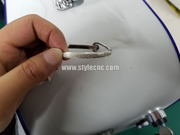 3D 光纖激光雕刻機(jī)用于銀手鏈 3D 光纖激光雕刻機(jī)用于銀手鏈