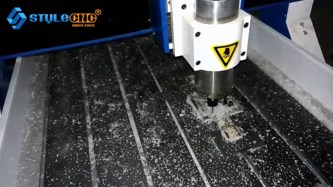 迷你數(shù)控雕刻機(jī)正在制作廣告用丙烯酸樹脂 迷你數(shù)控雕刻機(jī)正在制作廣告用丙烯酸樹脂